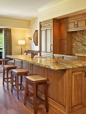 Luxuriöse Suite mit Küchenzeile und Wohnbereich