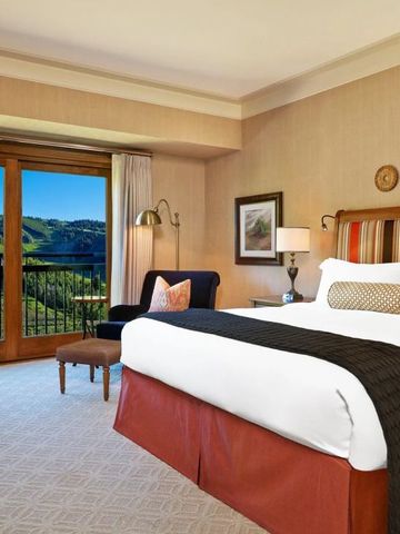 Elegantes Zimmer mit Balkon und traumhaftem Bergblick