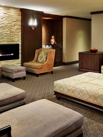 Einladender Lounge-Bereich mit Kamin und gemütlichen Sitzgelegenheiten.