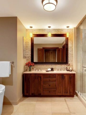 Modernes Badezimmer mit großer Dusche und eleganter Ausstattung.