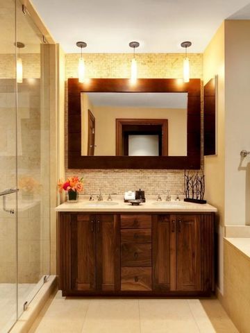 Elegantes Hotelbad mit Holzdetails und großer Spiegelwand