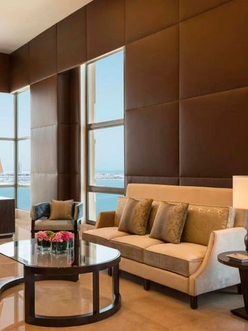 Luxuriöses Wohnzimmer in einer Suite mit herrlichem Meerblick im The St. Regis Doha