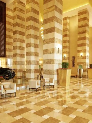 Prächtige Lobby mit Marmorsäulen und Sitzbereich