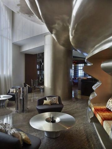 Moderne Lounge mit stilvoller Einrichtung und Kunstobjekten