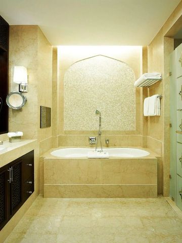 Luxuriöses Badezimmer mit Badewanne und verzierten Fliesen