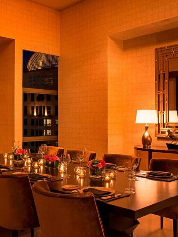 Elegantes Restaurant bei Nacht mit gedämpfter Beleuchtung und edler Tischdekoration