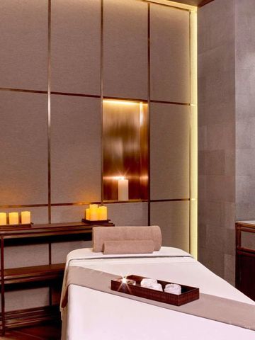 Entspannender Spa-Raum mit Massageliege und gedämpfter Beleuchtung im St. Regis Istanbul