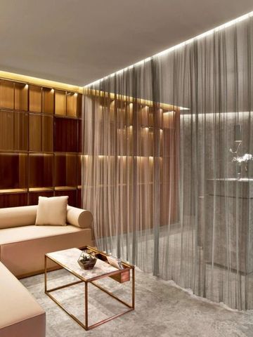 Elegante Lounge mit modernen Möbeln und Vorhängen für Privatsphäre