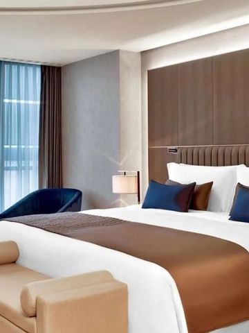Elegantes Hotelzimmer mit großem Doppelbett und modernen Akzenten