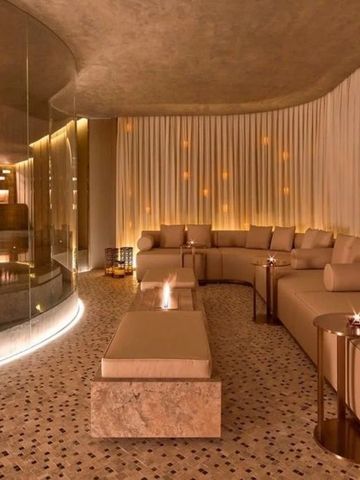 Gemütliche Spa-Lounge mit sanfter Beleuchtung und bequemen Sitzgelegenheiten