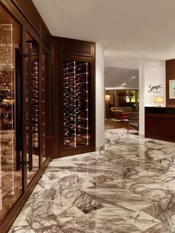 Eleganter Weinkeller mit Marmorboden und reichhaltiger Weinauswahl