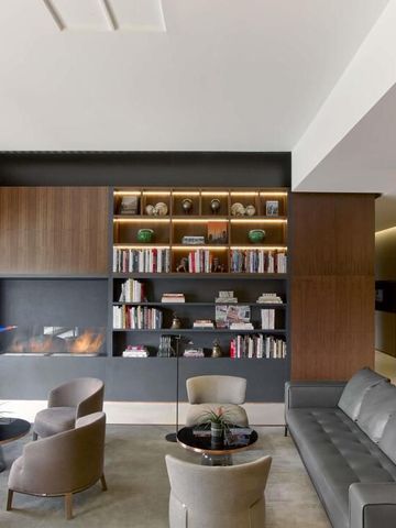 Moderne Lounge mit Ledersofa und Bücherschrank