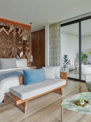 Helles Schlafzimmer mit einer offenen Badewanne und natürlichem Licht