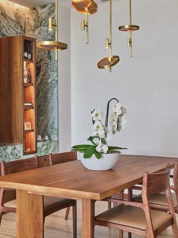 Eleganter Essbereich mit Holztisch und Designerleuchten