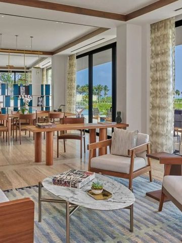 Lichtdurchflutete Lounge mit modernem Design und Ausblick