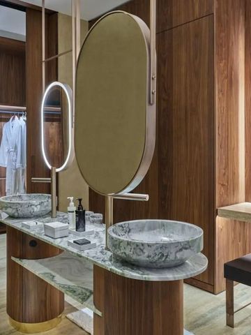 Modernes Badezimmer mit Holzverkleidung und eleganten Waschbecken
