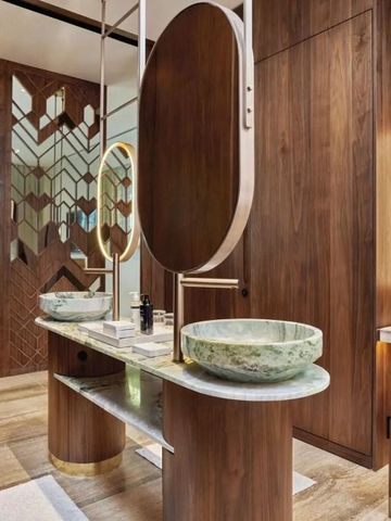 Elegantes Badezimmer mit künstlerischen Holzdetails