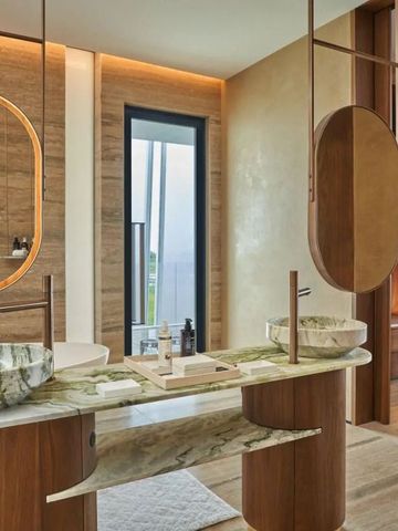 Luxuriöses Badezimmer mit modernem Design und großen Spiegeln