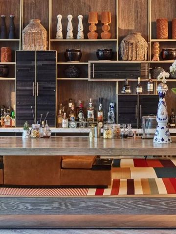 Elegante Hotelbar mit diversen Spirituosen und Dekorationen