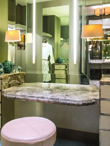 Eleganter Schminktisch in einem Zimmer mit Spiegel und stilvoller Beleuchtung