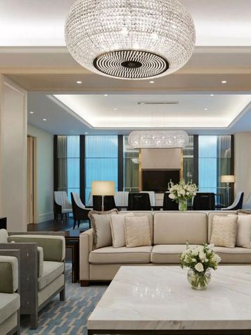 Großzügige Suite mit modernen Möbeln und edler Beleuchtung im St. Regis