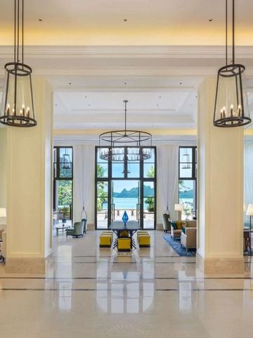 Elegante Hotel-Lobby mit großen Fenstern und Blick auf das Meer