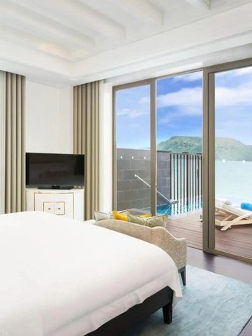 Helles Hotelzimmer mit Terrasse und Blick auf das Meer