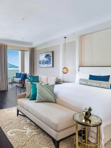 Großzügige Suite mit Sitzbereich und Meerblick bei Tageslicht