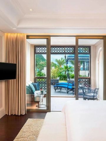 Zimmer mit Zugang zu Balkon und Blick auf Garten und Meer