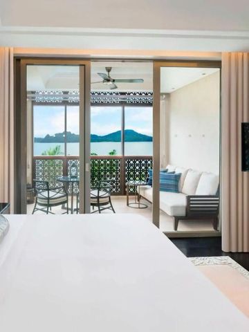 Zimmer mit stilvollem Balkon und Blick auf das Meer