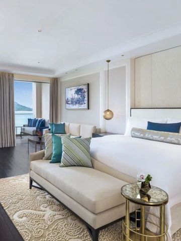 Luxuriöse Suite mit Couch und Panoramafenstern mit Meerblick