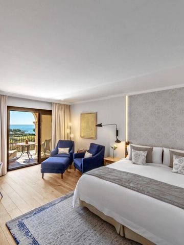 Elegant eingerichtetes Hotelzimmer mit Meerblick im St. Regis Mardavall