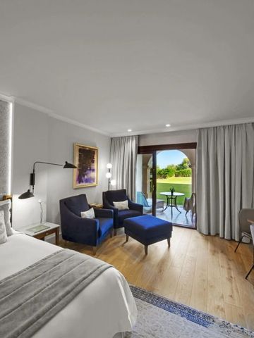 Hotelzimmer mit Blick auf den grünen Garten des St. Regis Mardavall