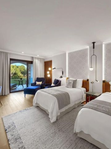 Zweibettzimmer mit modernem Interieur und Gartenaussicht im St. Regis Mardavall