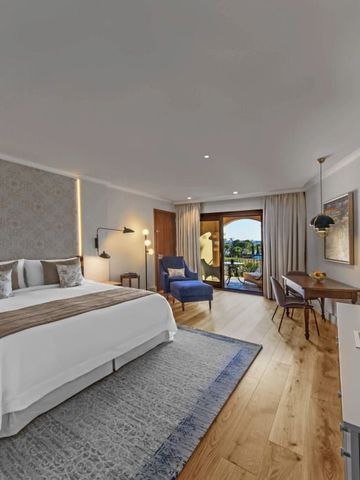 Großzügiges Zimmer mit modernem Design und Balkonblick auf die Landschaft