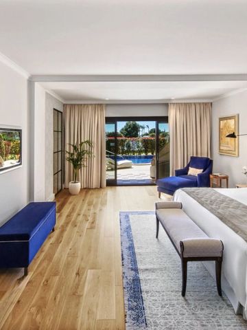 Luxussuite mit Zugang zu privater Terrasse und Poolblick