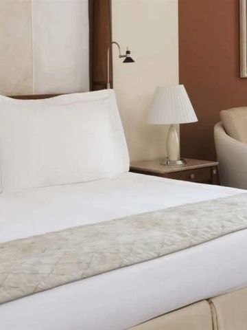 Geschmackvoll eingerichtetes Schlafzimmer mit bequemen Möbeln