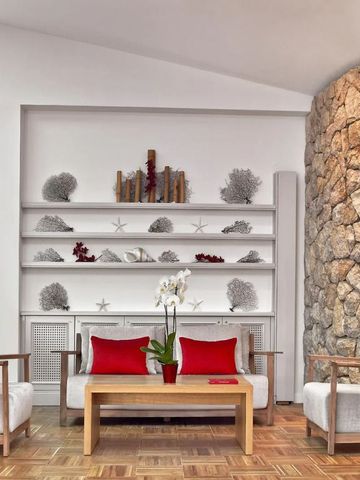 Gemütlicher Lounge-Bereich mit Steinwand und roten Akzenten