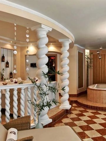 Exklusiver Spa-Bereich mit weißer Säulenarchitektur und Whirlpool