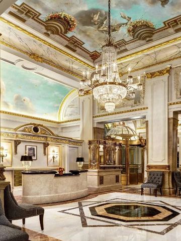 Prunkvolle Hotel-Lobby des St. Regis New York mit luxuriöser Dekoration und Kronleuchter.