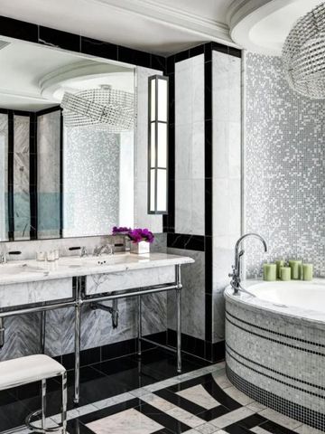 Luxuriöses Badezimmer im St. Regis New York mit marmorierten Oberflächen und verspiegelten Wänden.