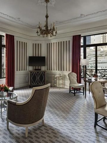 Geräumige Suite mit klassischer Einrichtung und Straßenausblick