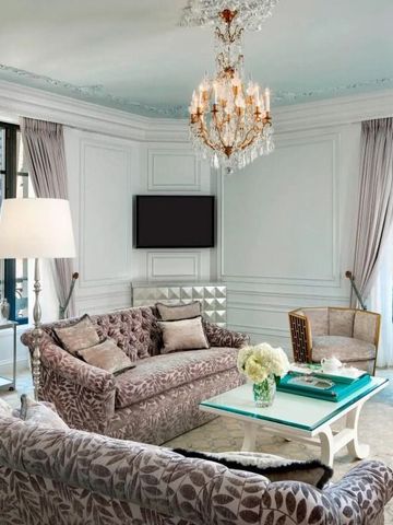 Luxuriöser Wohnbereich mit eleganten Sofas und großem Fensterblick.