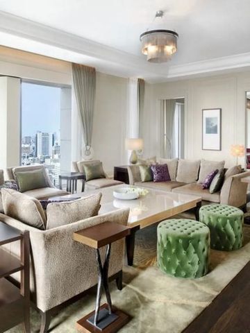 Geräumiges Wohnzimmer mit modernem Design in einer Suite im The St. Regis Osaka