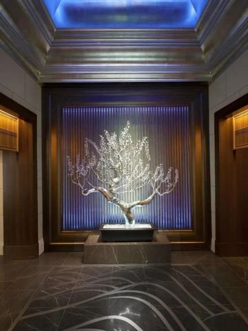 Detailreich gestaltete Kunstinstallation in der Hotellobby