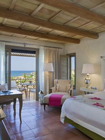 Zimmer mit Meeresblick, Holzmöbeln und eleganter Dekoration