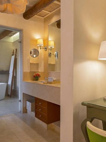 Elegantes Badezimmer mit Whirlpool und geschmackvoller Beleuchtung