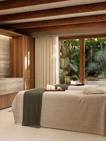 Stilvolles Spa-Zimmer mit zwei Massageliegen und Holzakzenten.