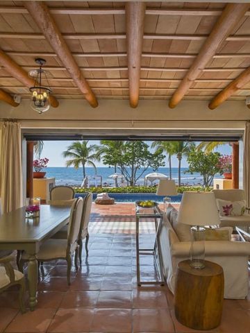 Geräumiges Wohnzimmer mit Meerblick und eleganter Einrichtung.