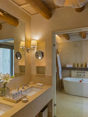Modernes Badezimmer mit Doppelwaschbecken und Badewanne.